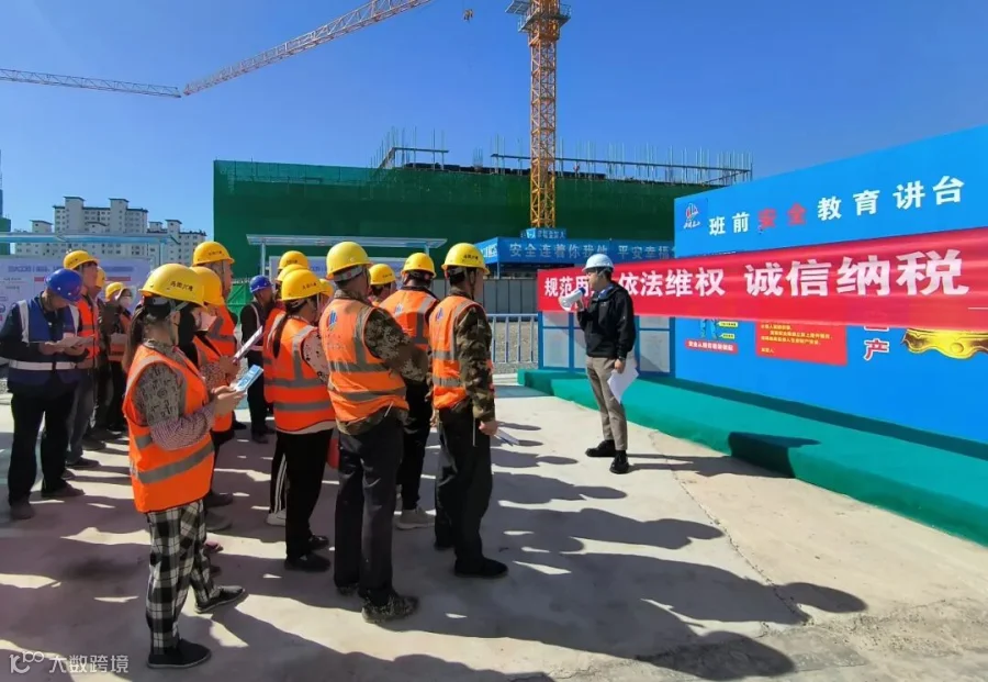 新闻稿-个税汇算、实名管理“打包”进工地—劳务公司把服务送到工友身边 (1).JPG