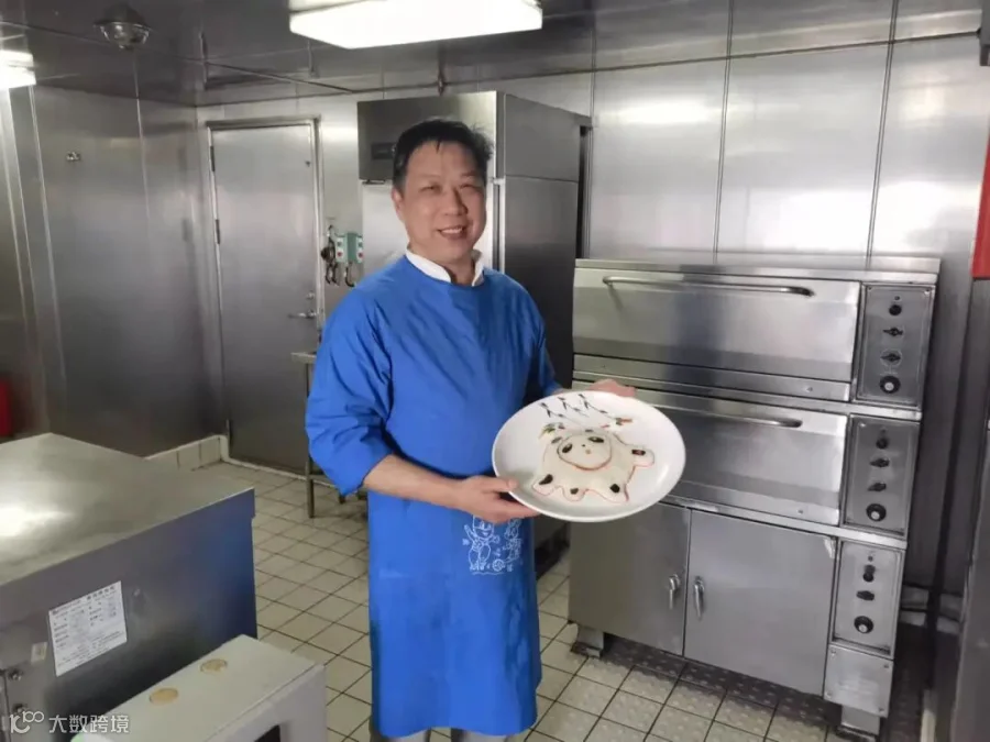饭团“冰墩墩”华衡169大厨合影.jpg
