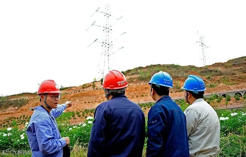 保线站人员观察外破情况,任长征摄.JPG