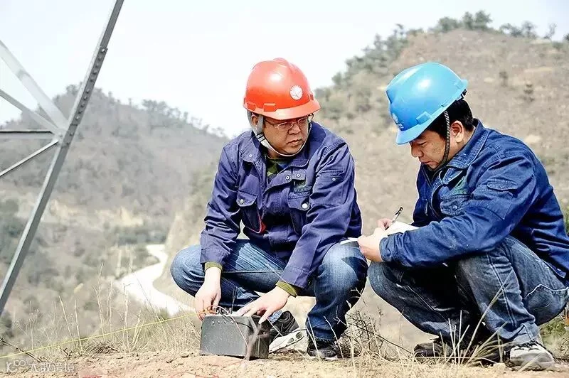 保线站重任在进行地线电阻数据采集任长征摄.JPG