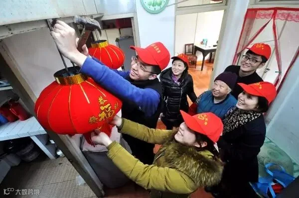 大红灯笼高高挂 社区志愿迎新年1_副本.jpg
