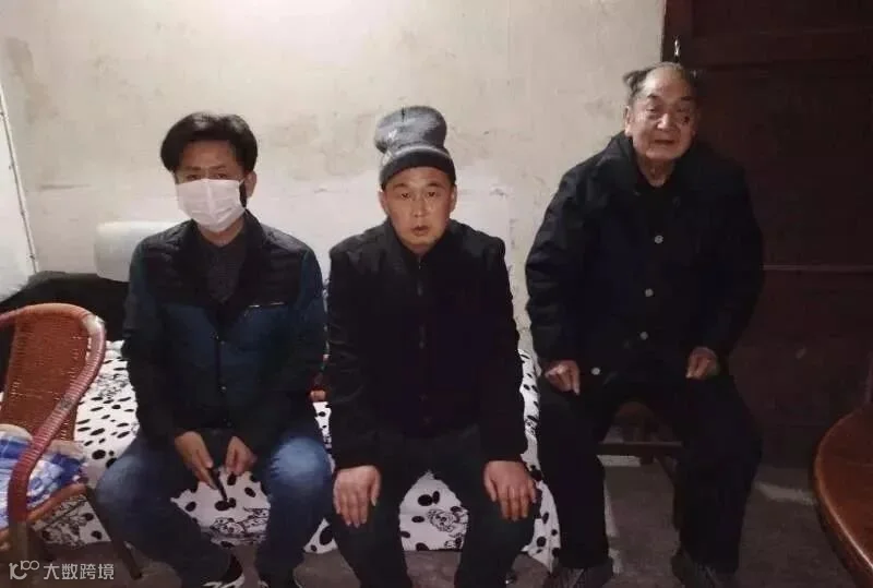 林氏父子三人(右一为林新发).jpg