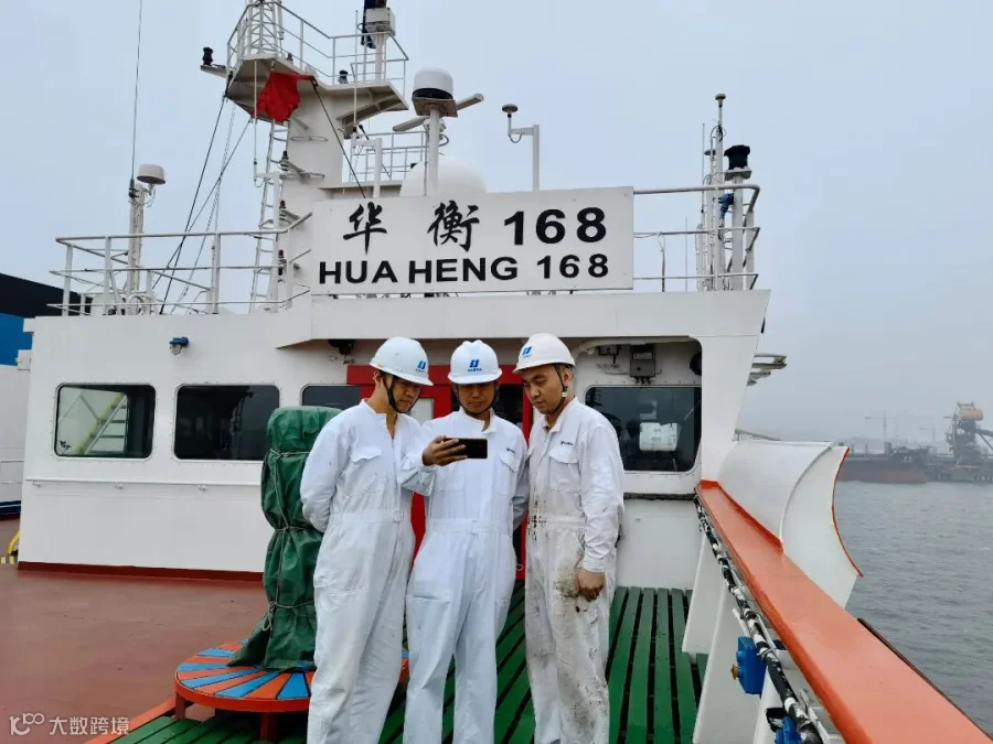 华远星海运船员青年在海上观看庆祝建团100周年大会2.jpg