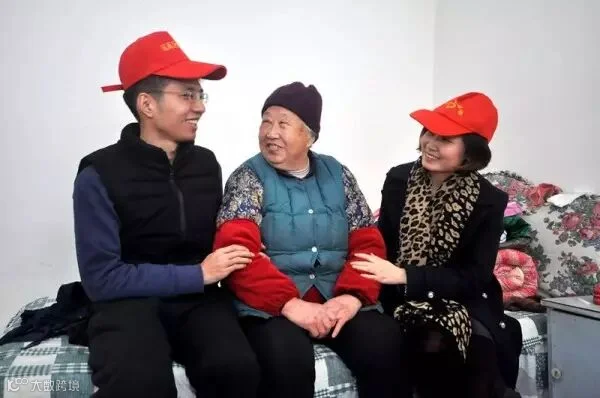 大红灯笼高高挂 社区志愿迎新年3_副本.jpg