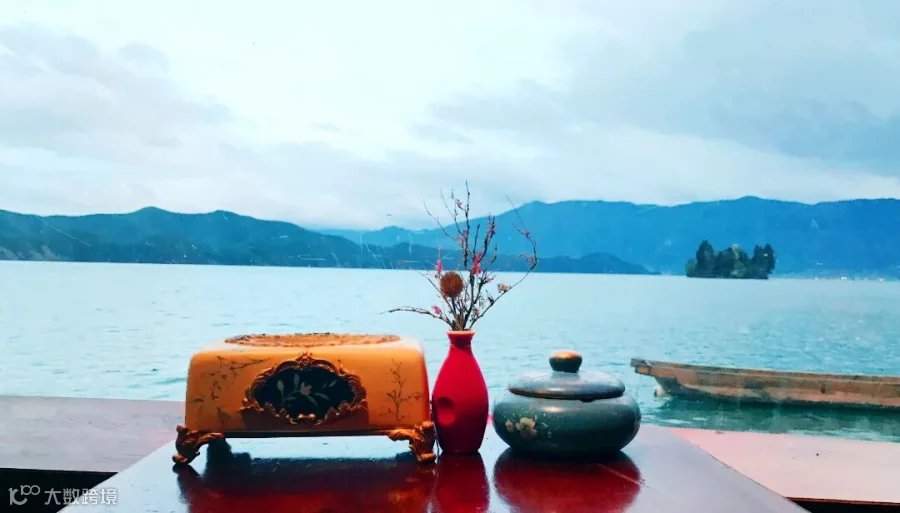 摄图网_500888343_泸沽湖边(企业商用).jpg