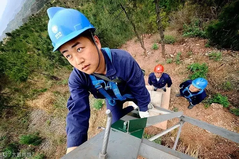 在安全人员的监护下,开始登塔作业任长征摄.JPG