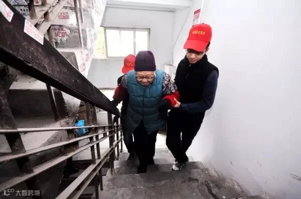大红灯笼高高挂 社区志愿迎新年2.JPG