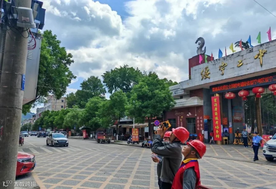 图说：6月7日高考期间，国网绥宁县供电公司电网技术部主任唐仕跃在绥宁二中开展红外测温。（左一为唐仕跃）_副本.jpg