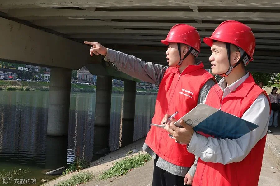 5月26日，娄星区供电支公司湘阳服务站工作人员柳铭、朱永志在娄底二大桥龙舟赛现场巡视检查 拷贝.jpg