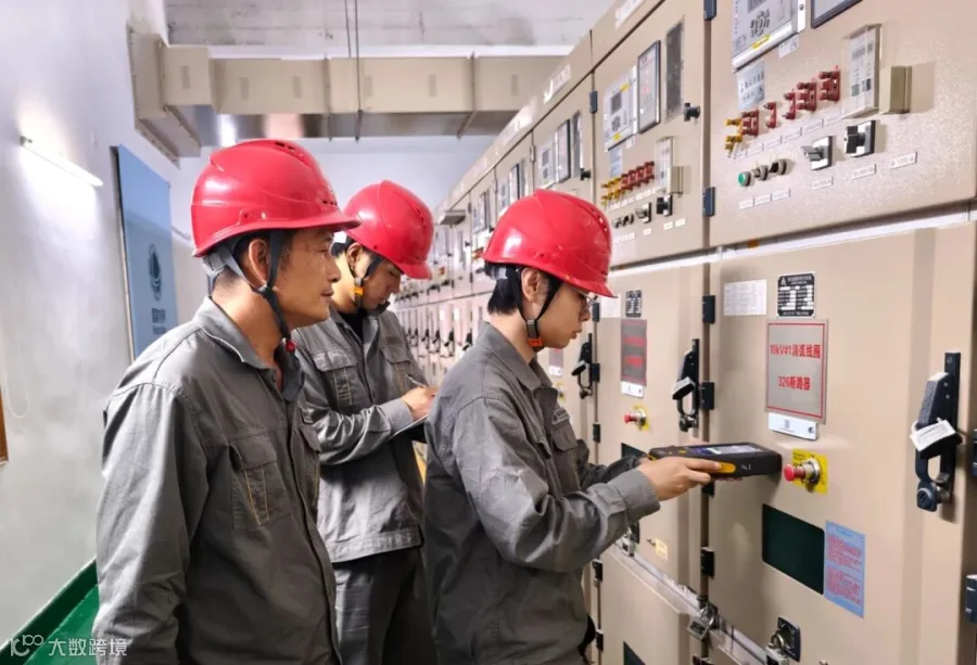 6月6日晚，邵东公司李征、谭奥文、蒋领对110千伏荷花塘变电站进行高考前再一次专项特巡工作。他们细致地进行了红外测温及局部放电测试，以确保高考期间的电力保障工作万无一失。（雷一鸣）_副本.jpg
