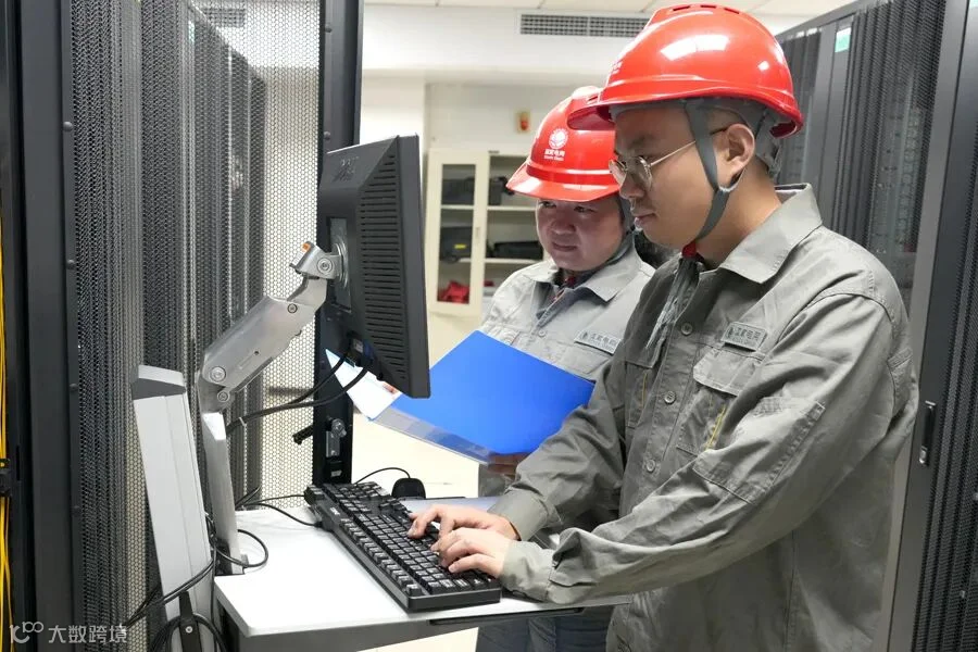 信通公司技术团队对信息机房主机进行检查 (2) 副本.jpg