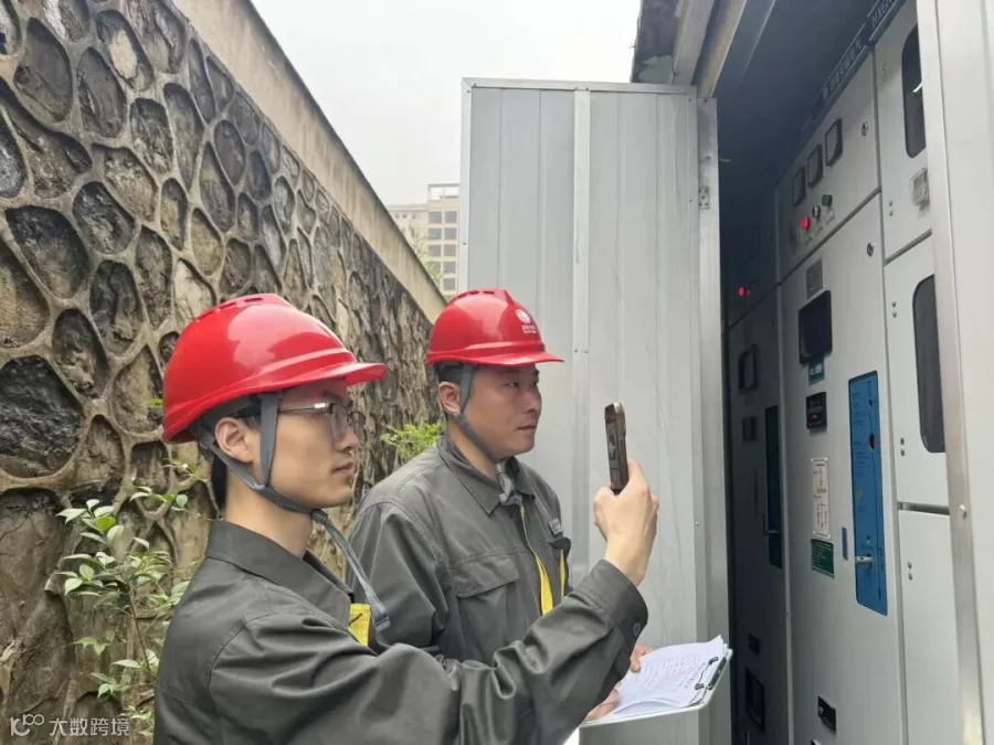 4月8日，客服中心（计量中心）工作人员在娄底市振华房地产开发有限公司配电房开展隐患排查。.jpg