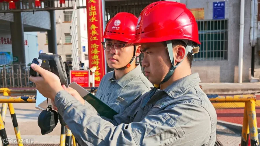 7月4日，国网邵东市供电公司工作人员李鑫、王烽懿对10千伏荷开Ⅰ线文体支线9号杆开展红外测温工作。（雷一鸣）_副本.jpg