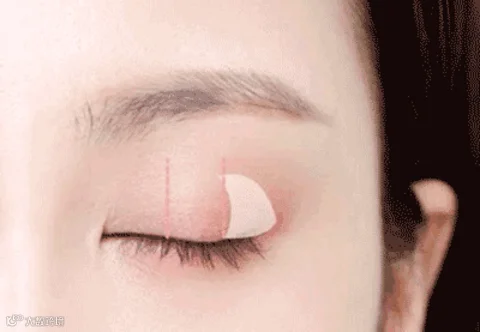 眼妆不显脏才时髦!夏日“C位眼影”了解一下?