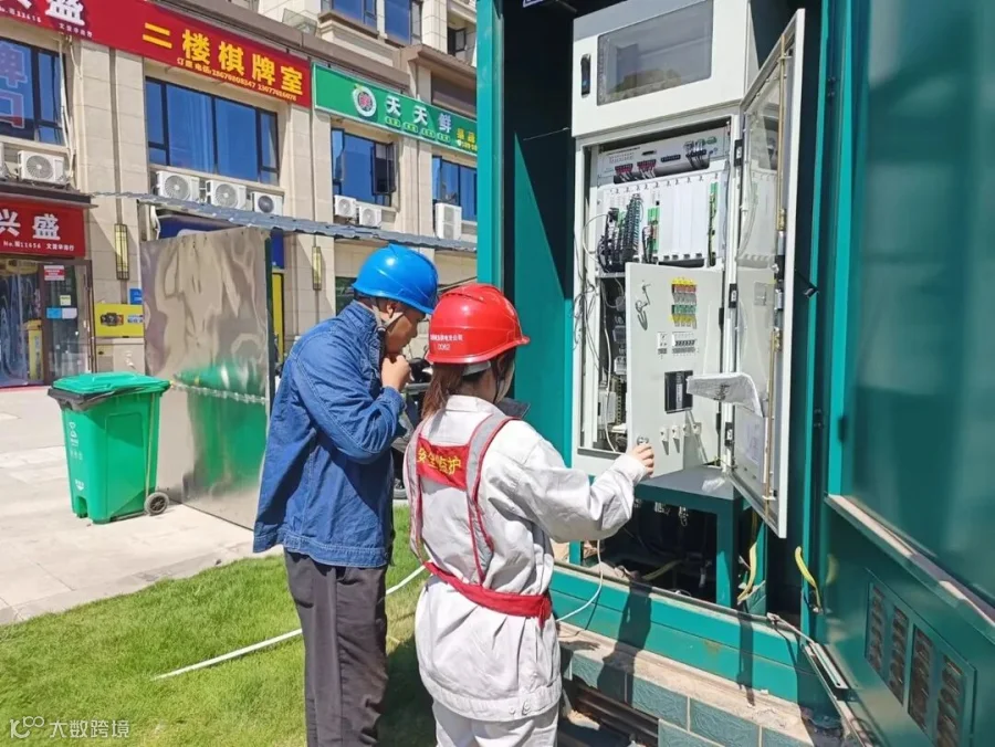 城东公司配电电缆班对周328向阳路线升龙路口等长期自动化掉线的“疑难杂症”环网箱进行攻坚消缺。头顶烈阳,一台都不放过,争取让自动化在线率指标不断攀升。.jpg