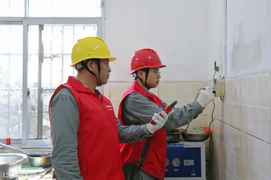 工作人员上门为用户检查内部故障，避免电量非正常损耗.jpg