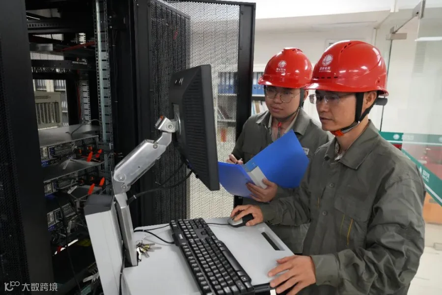 2025年9月22日，信通公司班组成员张康杰、金卓义对机房设备进行数据检查.JPG