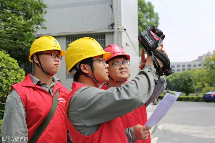 6月3日，国网冷水江市供电公司输配电运检班工作人员对高考考点校内、校外线路设备开展红外测温 (3).jpg
