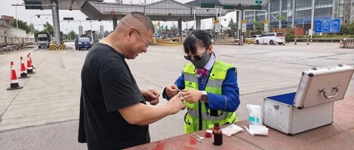 优质服务丨小坡收费站暖心助人显温情（2篇）