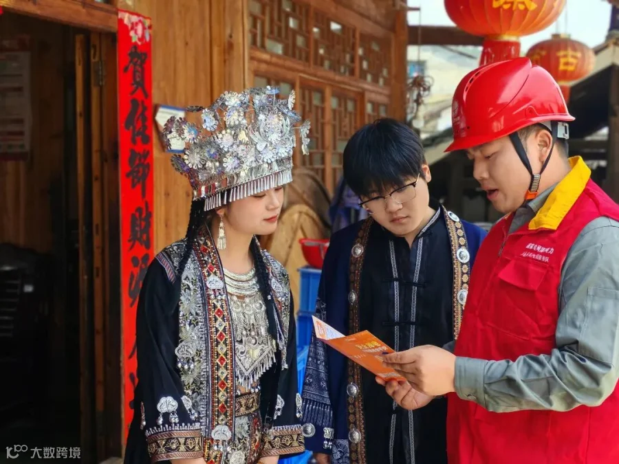 4月28日，“四八姑娘节”前夕，国网邵阳供电公司员工曹良彪在绥宁县寨市乡西河街台区开展安全用电宣传。（刘永峰13975998022）_副本.jpg