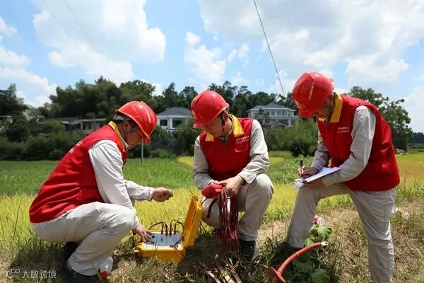 8月18日,湖南邵阳洞口供电公司员工肖尊波、邓凯涛等在10千伏黄彭线三角支线P56—P57号杆进行进行电缆剥头作业,并进行电缆相别核对工作。(摄影:肖永春)_副本.jpg