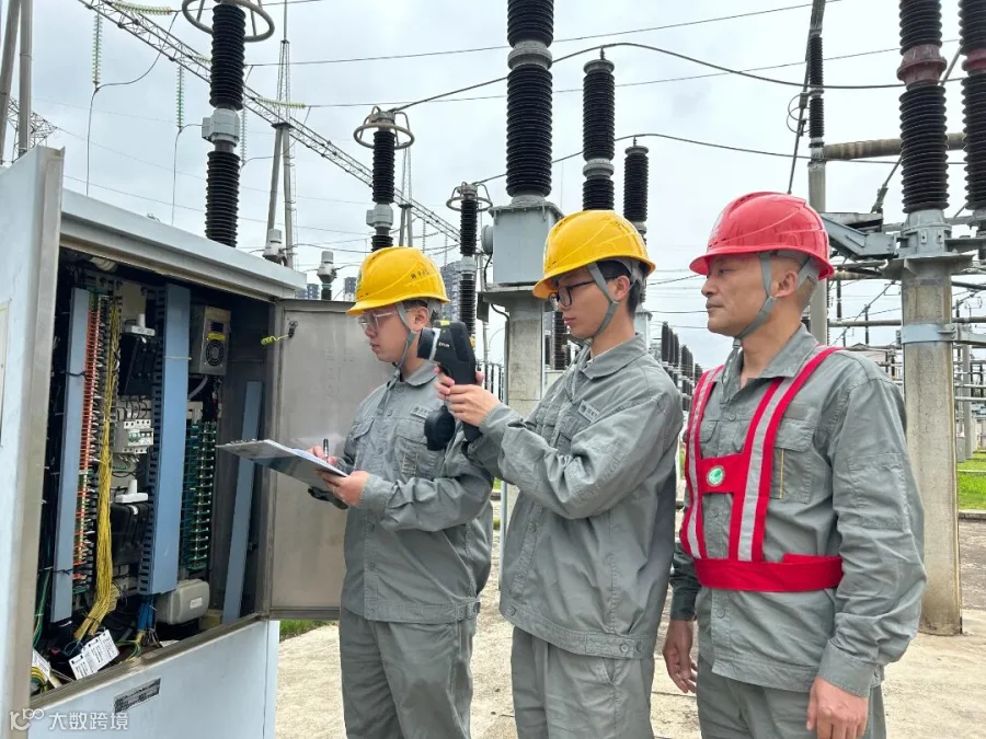 变电检修公司运维人员在220千伏永丰变开展高考保电设备特巡工作.jpg