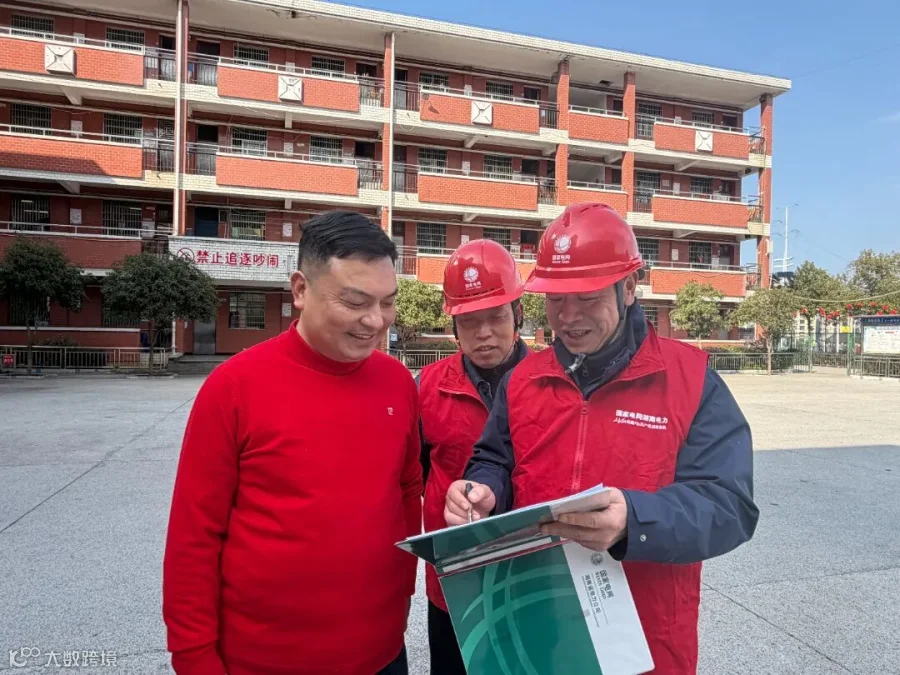 新化公司（电骏马）东方红共产党员服务队，在新化县明德学校开展隐患排查、安全用电宣讲及教室卫生清扫，护航开学季。 (2).jpg
