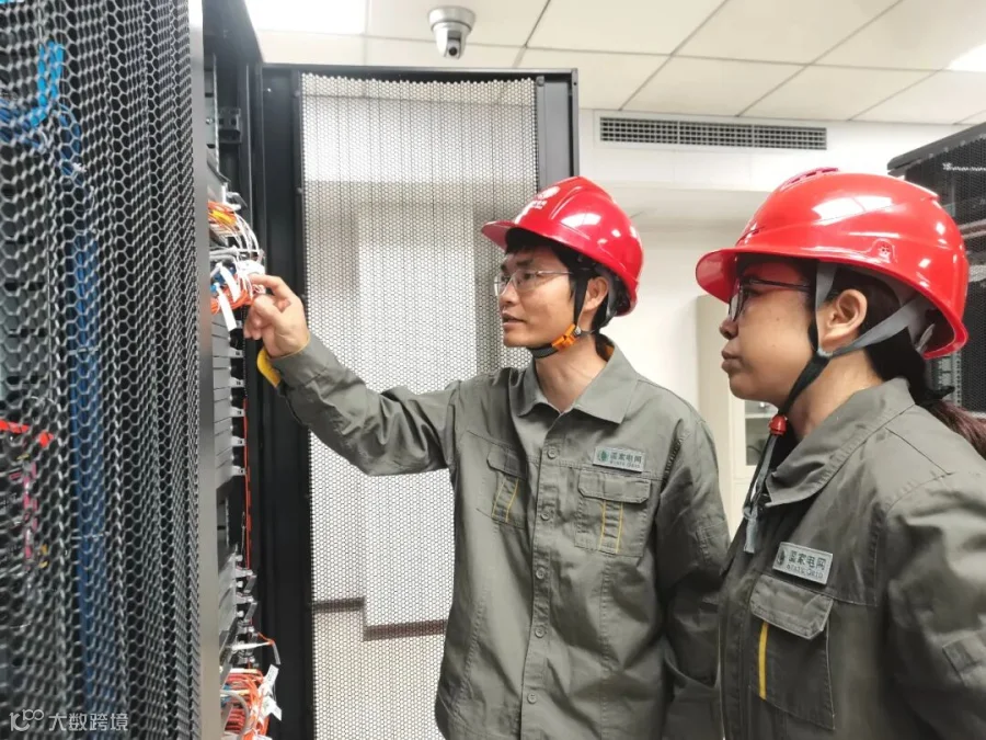 9月27日,客服中心(计量中心)高压计量班在涟源市电力公司交流充电桩现场开展校验工作,确保双节期间车主能够“放心充 安全充”,顺利回家与家人团聚.jpg