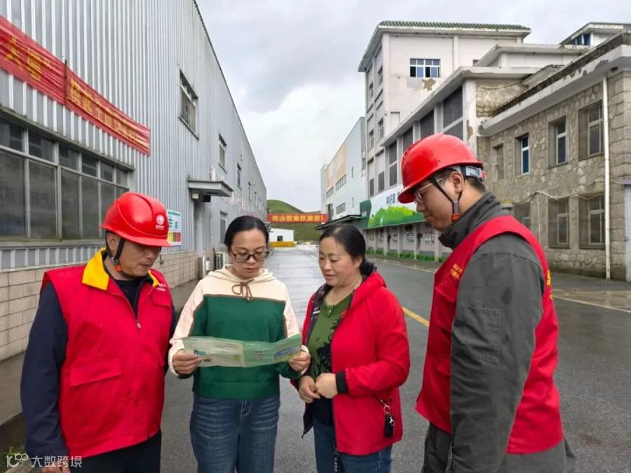 城步公司南山供电所吴章鑫、谢志勇对湖南南山牧业有限公司开展“一对一”走访服务提质行动.jpg