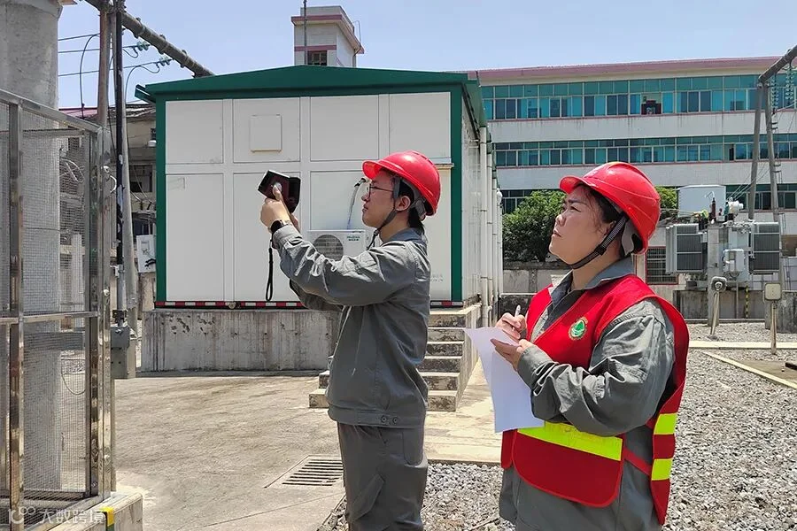 双峰公司变电运检班运维人员在35千伏石牛变电站开展红外测温。 拷贝.jpg