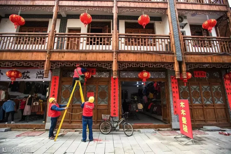 2月28日,元宵节前夕,湖南岳阳汨罗市供电公司员工在为湖南省第二届抬阁故事(国家级非物质文化遗产项目)文化节装扮古镇街道。(曹卫华).jpg