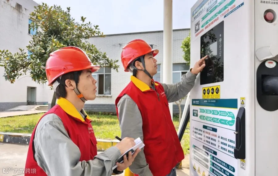 4月28日,为保障五一期间民众充电无忧,邵东公司火厂坪供电所党员服务队肖威、张恒志对辖区内火厂坪服务区充电站进行全面巡检,及时排查并消除设备隐患,确保充电设备运行良好。(雷一鸣)_副本_副本.jpg