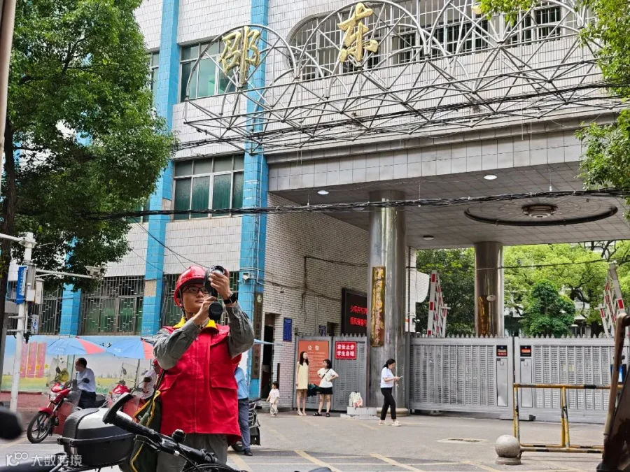 石登科在保电考点邵东一中开展巡视。1.jpg