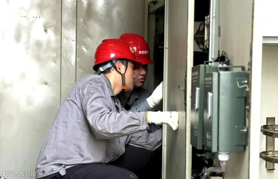 7月8日，邵阳市城市路灯管理所员工黄翀、谢涛在敏州西路2号箱变紧急处理低压设备故障。（艾道文）_副本.jpg