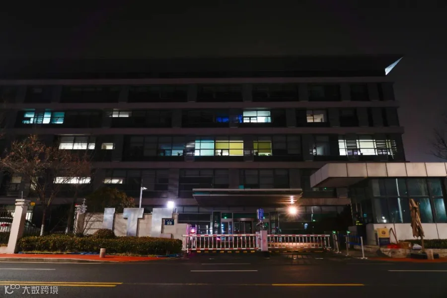 指挥中心大楼亮灯.jpg