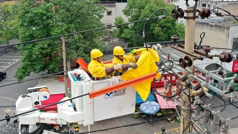 西湖供电支公司、邵阳带电作业中心在10千伏西春线、南春线开展联合检修作业_副本.jpg