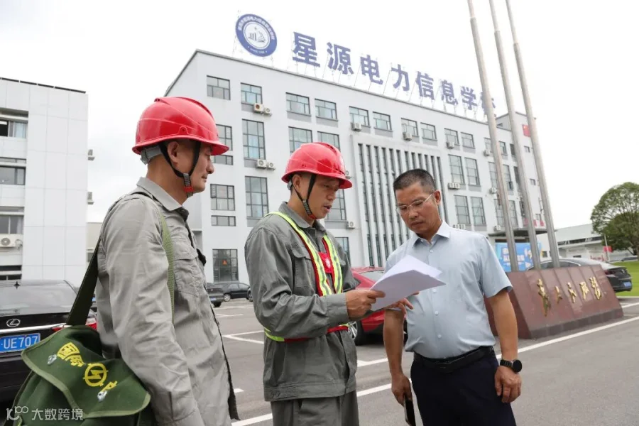 近日，客服中心（计量中心）工作人员在娄底市星源电力信息职业学校进行带负荷接线检查和低压分表拆除工作，进一步提升该校供电可靠性，全力保障新学期学校用电无忧。.jpg