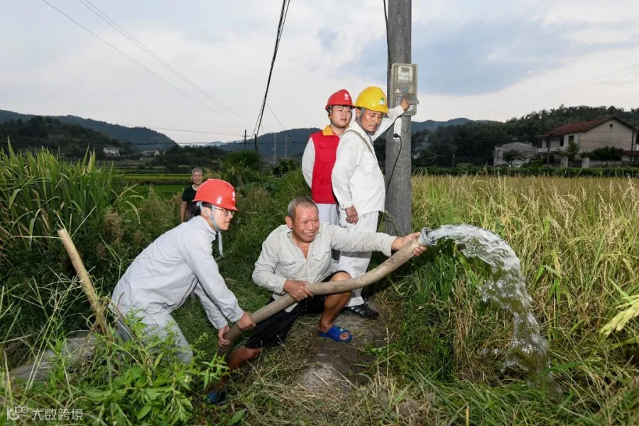 国网临湘市供电公司忠防供电所共产党员服务队在10千伏笔沙线沙坪方家台区为农户免费安装濳水泵进行抗旱抽水。(方四义).jpg