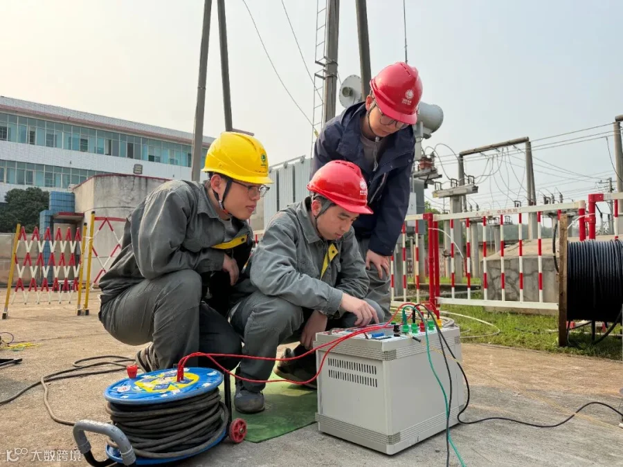 4月8日，双峰公司变电运检班在35千伏甘棠变电站对待投运的电缆进行耐压试验。.jpg