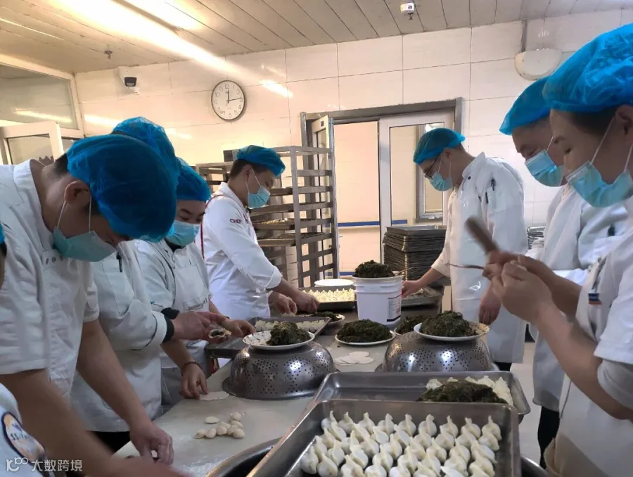 员工食堂的厨师.jpg