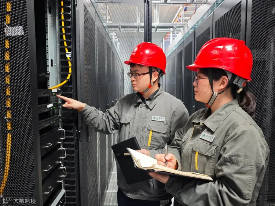 4月9日，信通公司班组成员龚菲和刘浩明在信息机房进行巡检.jpg