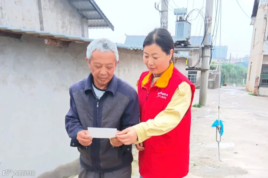 4月29日，西湖公司江北供电所台区经理朱务云在北塔区田江村开展服务走访活动。此次活动共收集客户诉求7条，推广线上服务45人次，用实际行动架起服务连心桥，切实提升村民用电获得感。（肖瑶瑶 19967985585）_副本.jpg