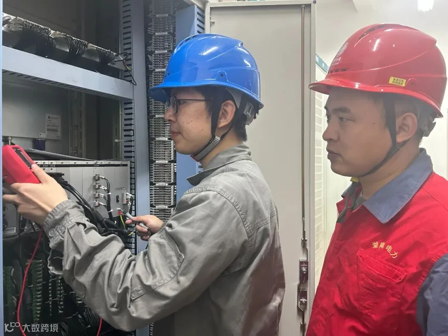 变检公司员工在110千伏城中变开展五一保电设备消缺工作（稿件配图） (2).jpg