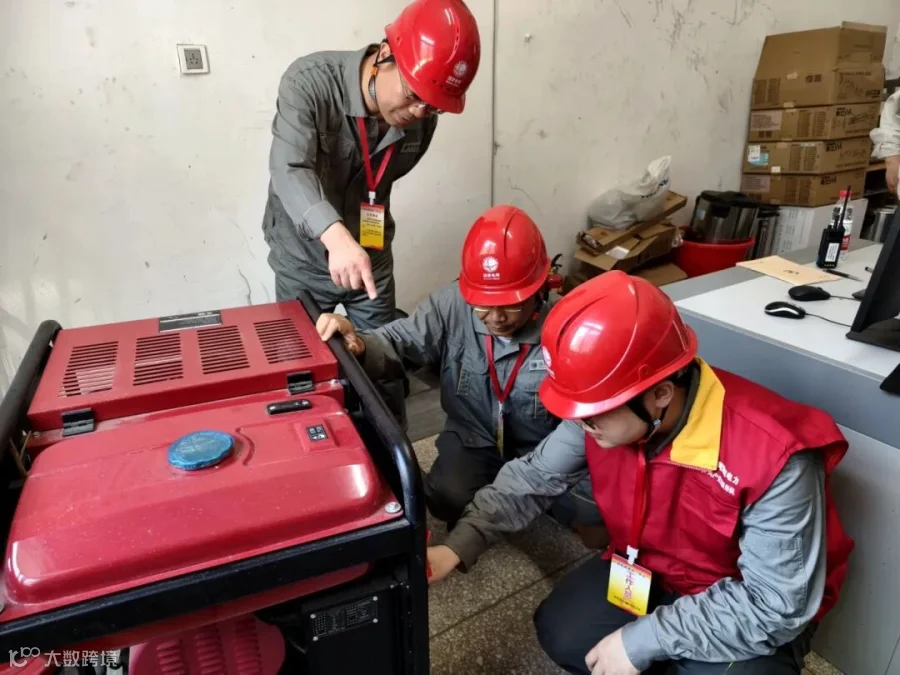 6月7日，新邵公司员工岳梓逸、刘革成在新邵县新航中学考点应急电源处进行蹲守。（谢丽英）_副本.jpg