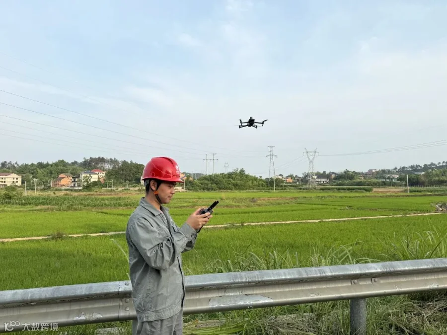6月7日，国网邵阳输电检修公司青年员工开展高考保电特巡，利用无人机对110千伏隆正大线进行精细化巡视，确保高考期间线路安全稳定运行。（胡兴）_副本.jpg