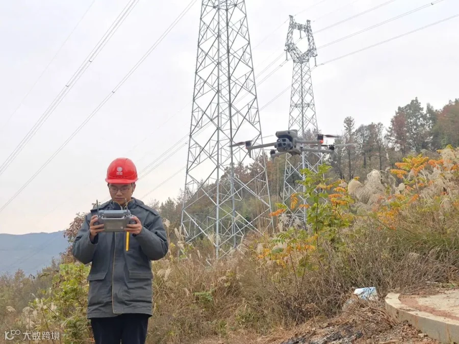12月4日，国网邵阳输电检修公司员工张钦正在使用无人机巡视110千伏祥谷线41号杆塔。（张孝跃）_副本.jpg