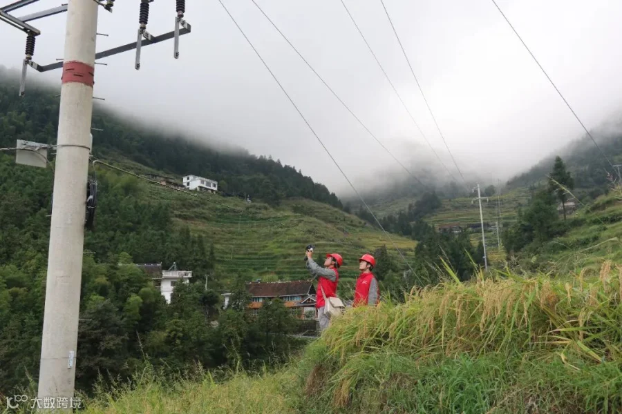9月28日，新化公司员工对10千伏水紫线开展特巡和红外测温，确保线路健康运行2.JPG