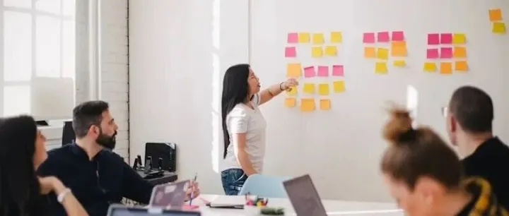 比AI更可怕的是：你同事已经开始用AI工作了
