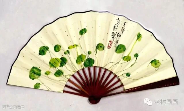 夏日坐在湖边,一一点数清圆。数着数着乱了,有雨落在山前。.jpg
