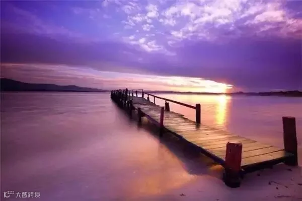 黄昏海边木桥